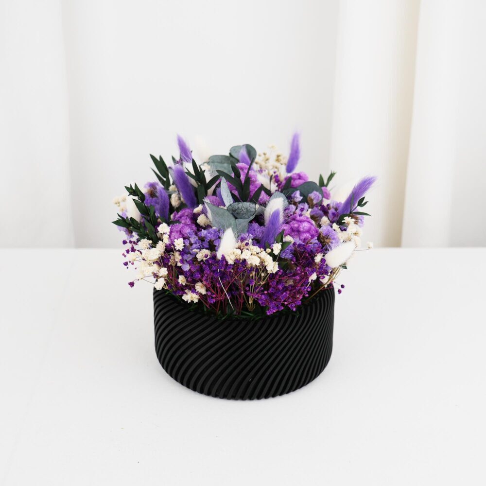 Evighetsblomsterdekoration i lila-vitt samspel inkl. skål