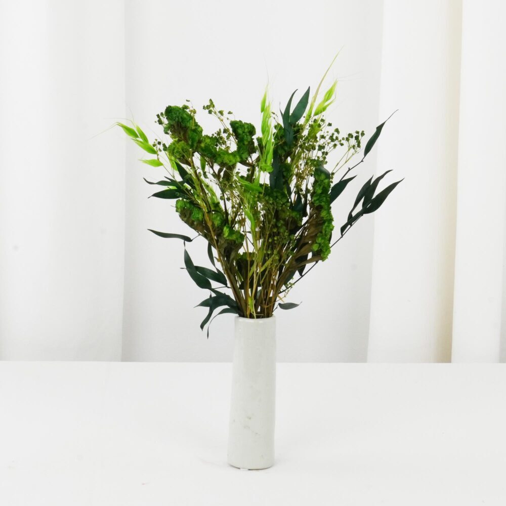 Torkad blomsterbordsdekoration i gröna färger