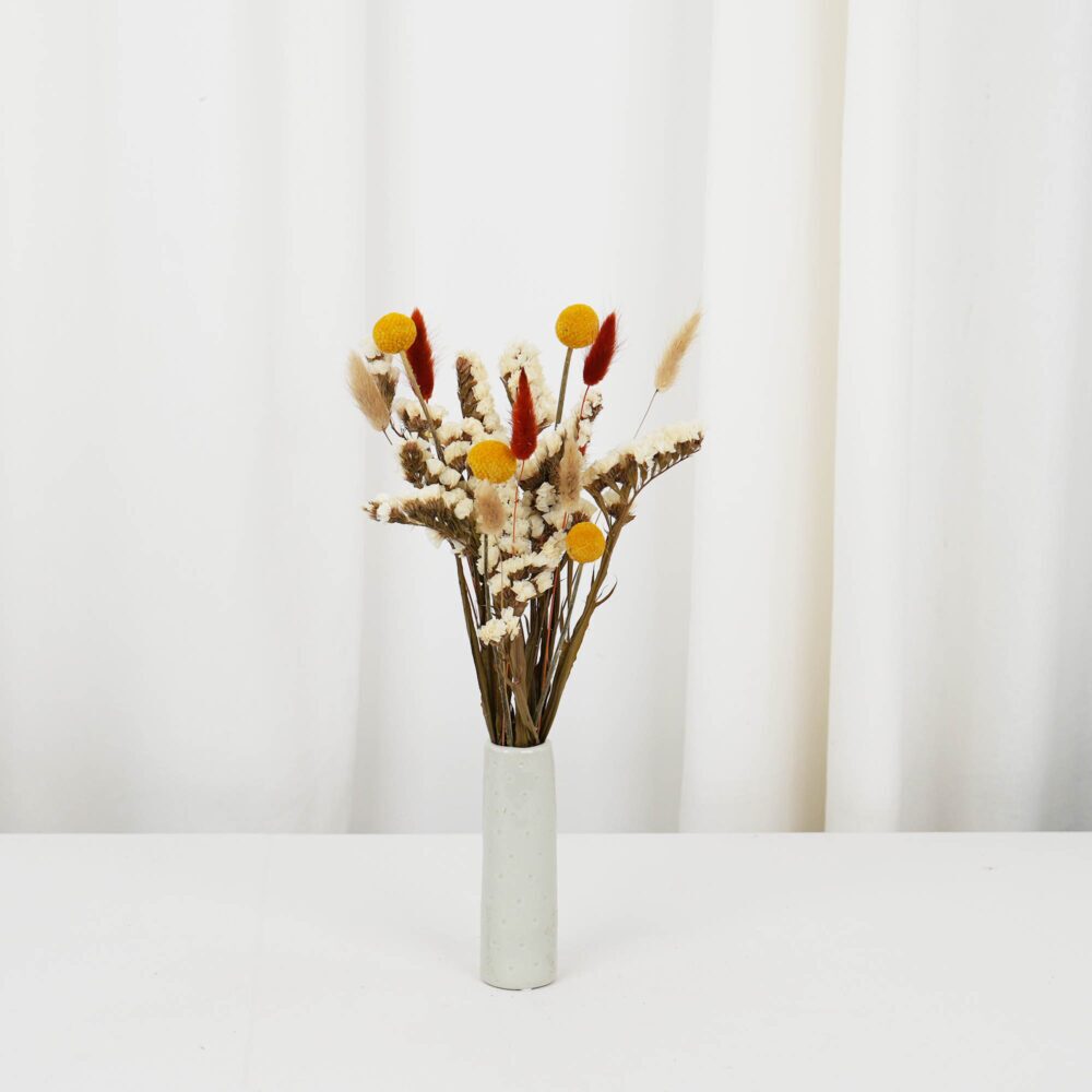 Torkad blomsterbordsdekoration i neutrala vita och gula färger