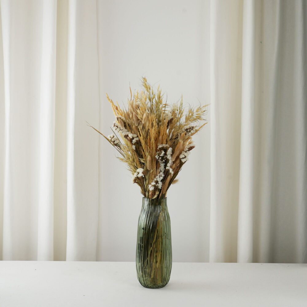 Blomsterdekoration med natur / ängsblommor i ljusa färger