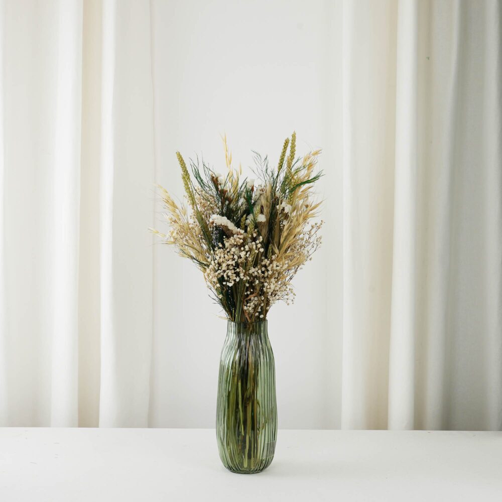 Blomsterdekoration med natur / ängsblommor i gröna nyanser