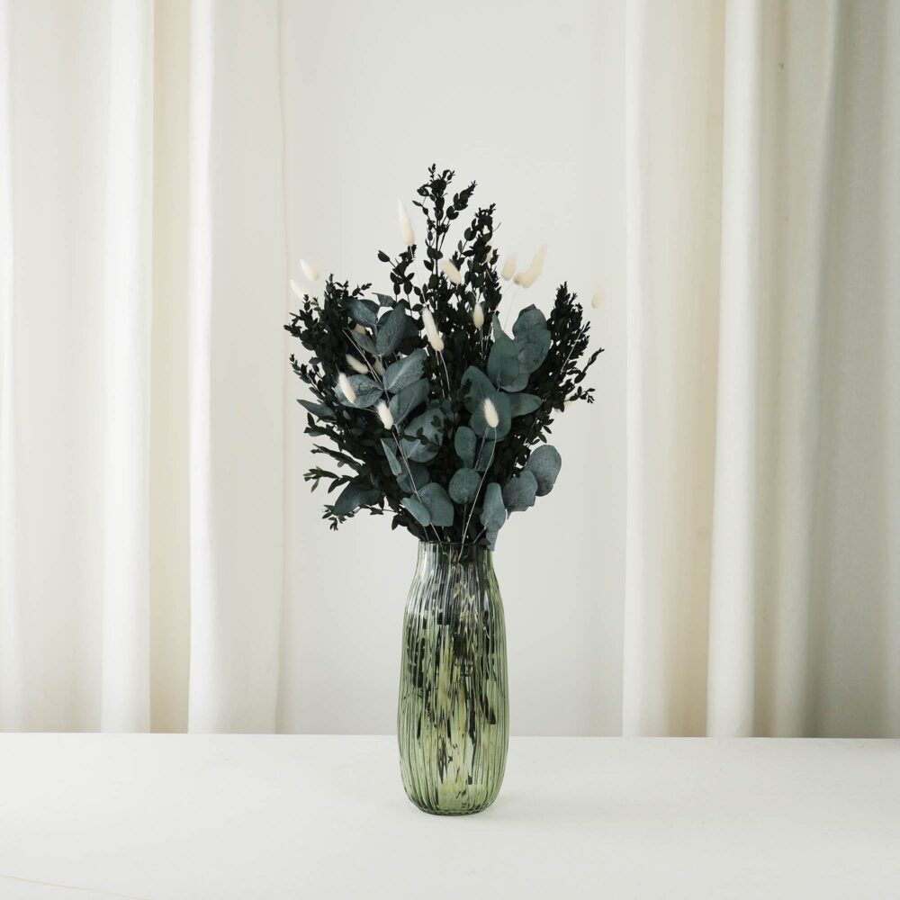 Blomsterdekoration med naturgrenar och i mörka och vita nyanser