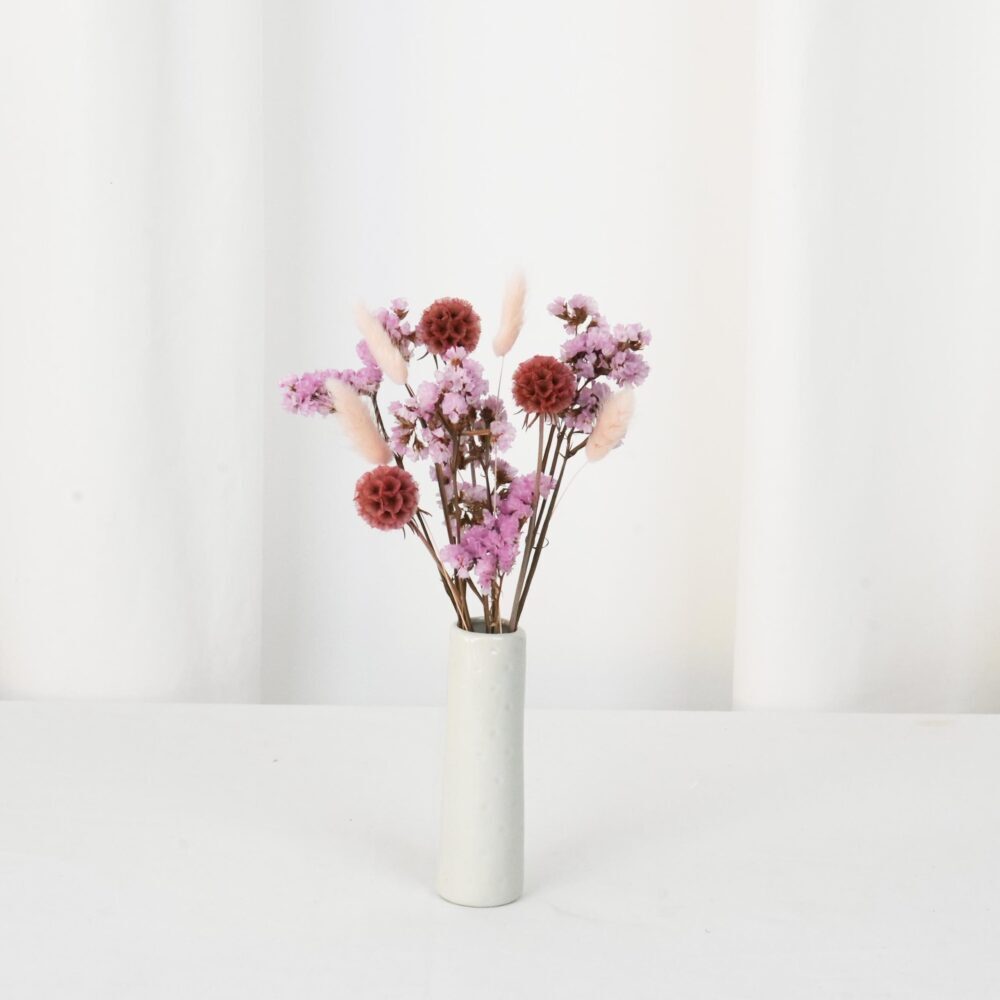 Rosa torkad blomsterbordsdekoration med scabiosa