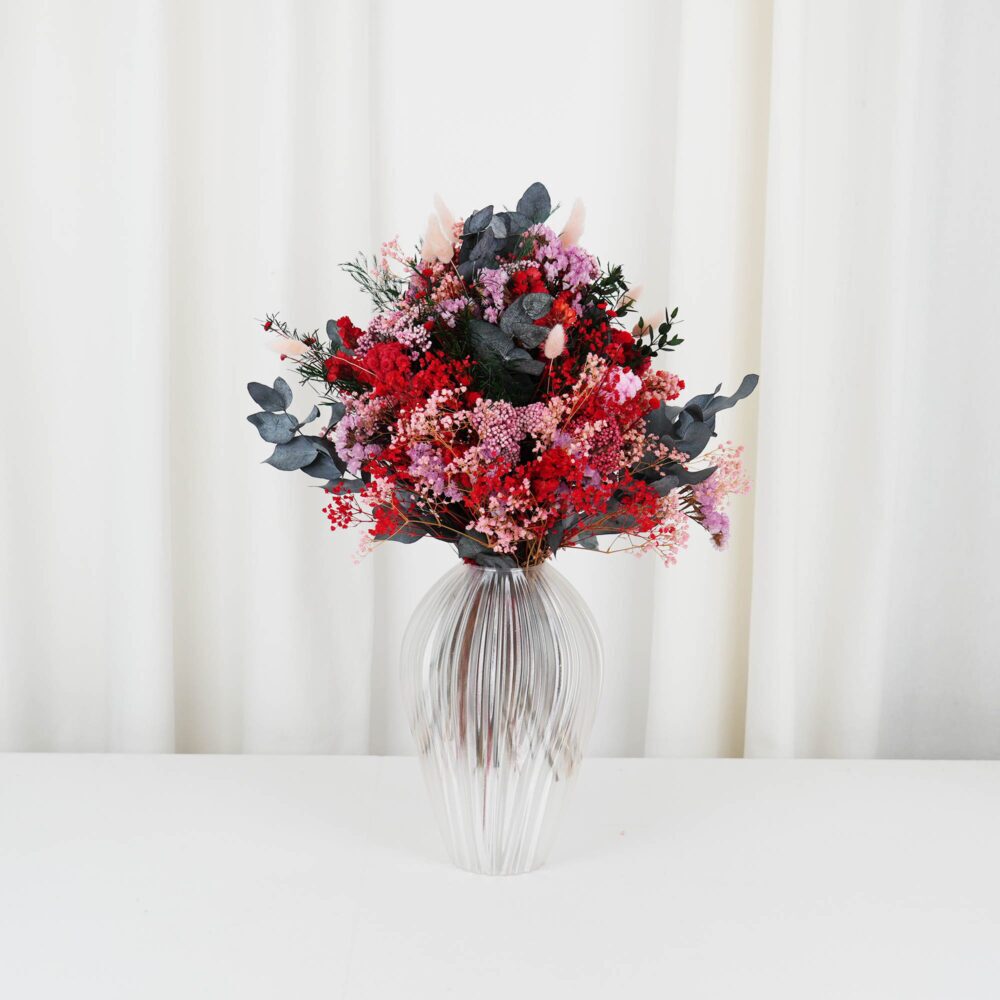 Evighetsbukett rosa och röd med torkade och konserverade långtidshållbara blommor