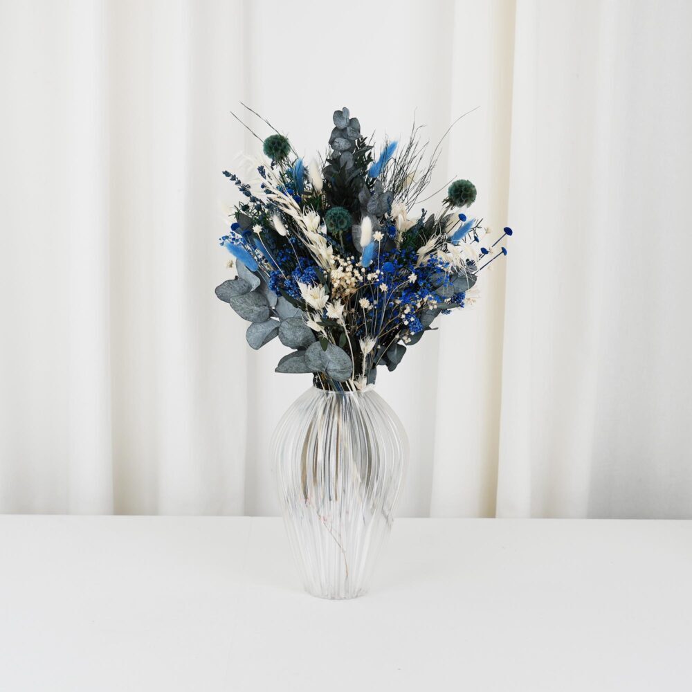 Evighetsbukett blå och vit med torkade och långvariga blommor
