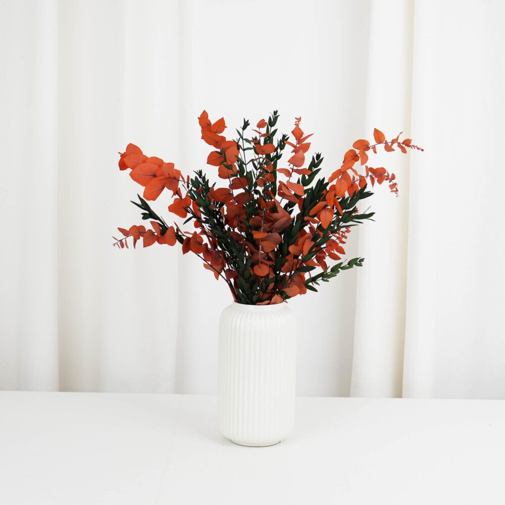 Enkel bevarad evighetsbukett med röda grenar och grön parvifolia