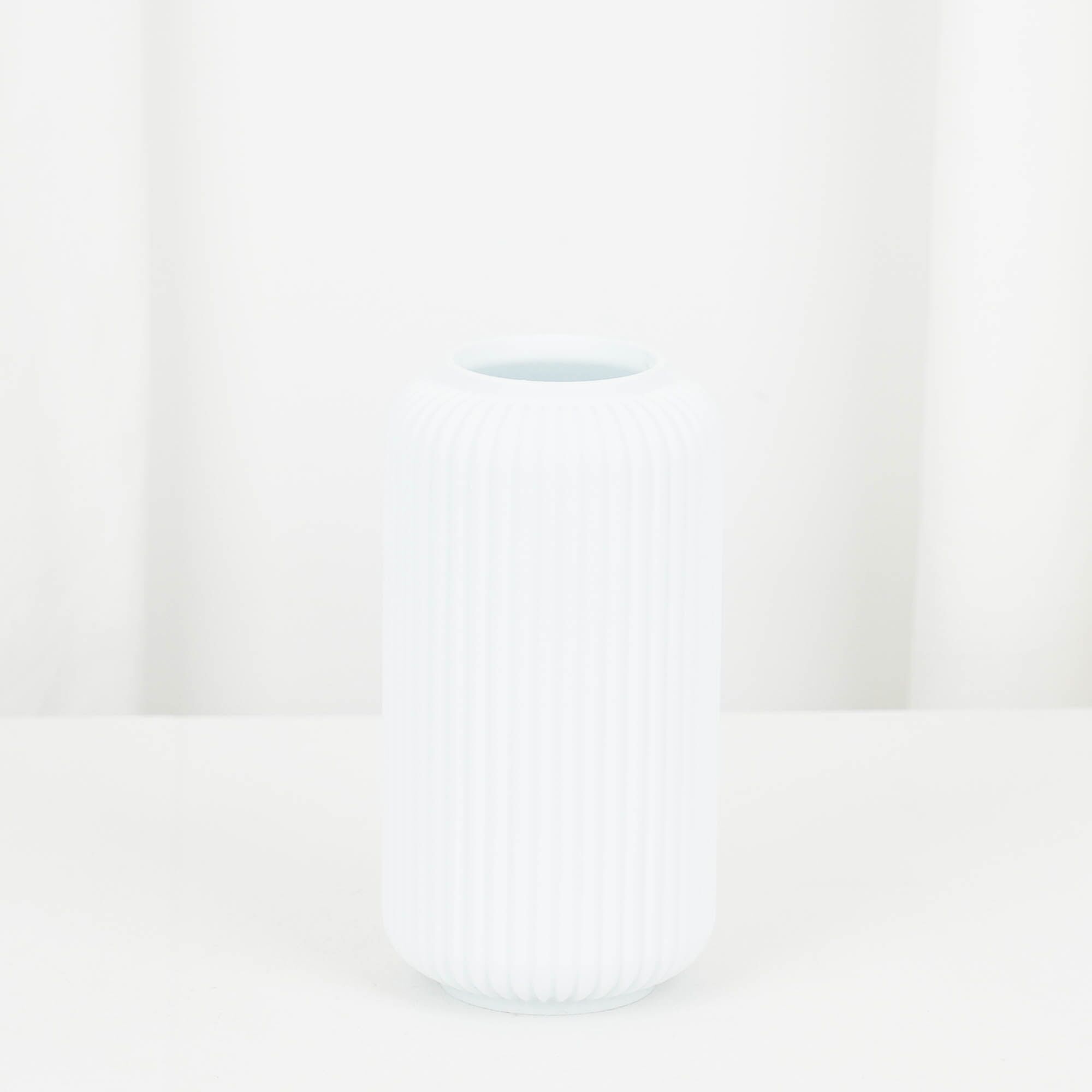 Vit vas 22 cm hög - passar till vanlig storlek bukett